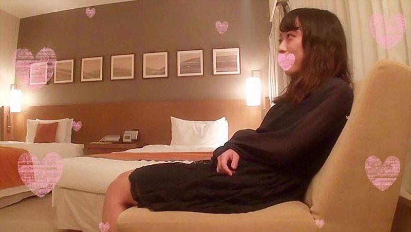 瞒着事务所扒开小只马女大生粉嫩鲍！ FC2-PPV-879304